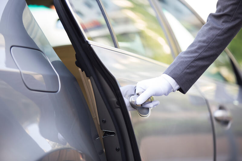 chauffeur-opening-car-door