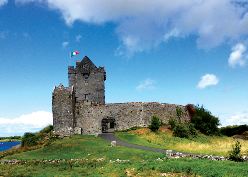 Dunguaire_Castle,_Galway,_Ireland-chauffeur-service